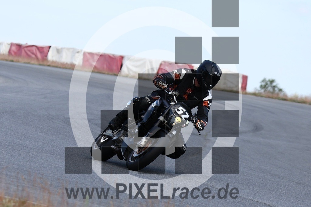 0052-20240518_10361 | Schöne Erinnerungen an spannende Momente - das festzuhalten ist unser Job. PIXELrace.de ist seit 2003 auf den Rennstrecken Europas unterwegs um die Action draußen beim Fahren und die wunderbare Stimmung imm Fahrerlager für euch einzufangen.