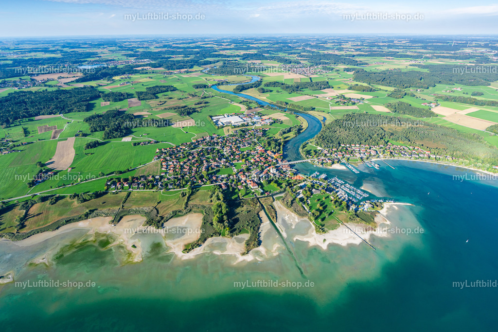 luftbild-seebruck-alzbrücke-bruno-kapeller-10 | Weiter Blick über Seebruck: Hier verlässt die Alz den Chiemsee, im Vordergrund Yachthafen und Flachwasserzonen. Aufgenommen am 25.09.2026. | Copyright: © Bruno Kapeller - Realisiert mit Pictrs.com