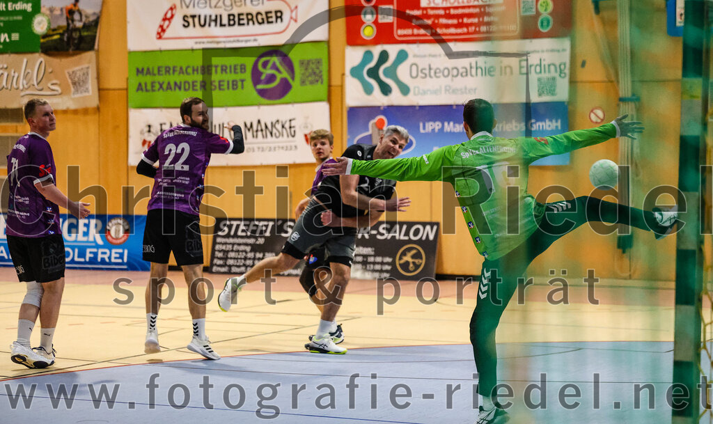 2024-03-23_028_SpVgg_Altenerding_II_gegen_ASV_Dachau_III | Erding, Deutschland, 23.03.2024:
Handball, Bezirksklasse Männer Staffel Süd West 2023 / 2024, 14. Spieltag, SpVgg Altenerding II gegen ASV Dachau III, Endergebnis: 24:32

Tristan Gerhardt (SpVgg Altenerding, #71), Thomas Peteranderl (SpVgg Altenerding, #22), Marcin Szulc (ASV Dachau, #2), Torwart Manuel Fußer (SpVgg Altenerding, #16)

Foto: Christian Riedel / fotografie-riedel.net