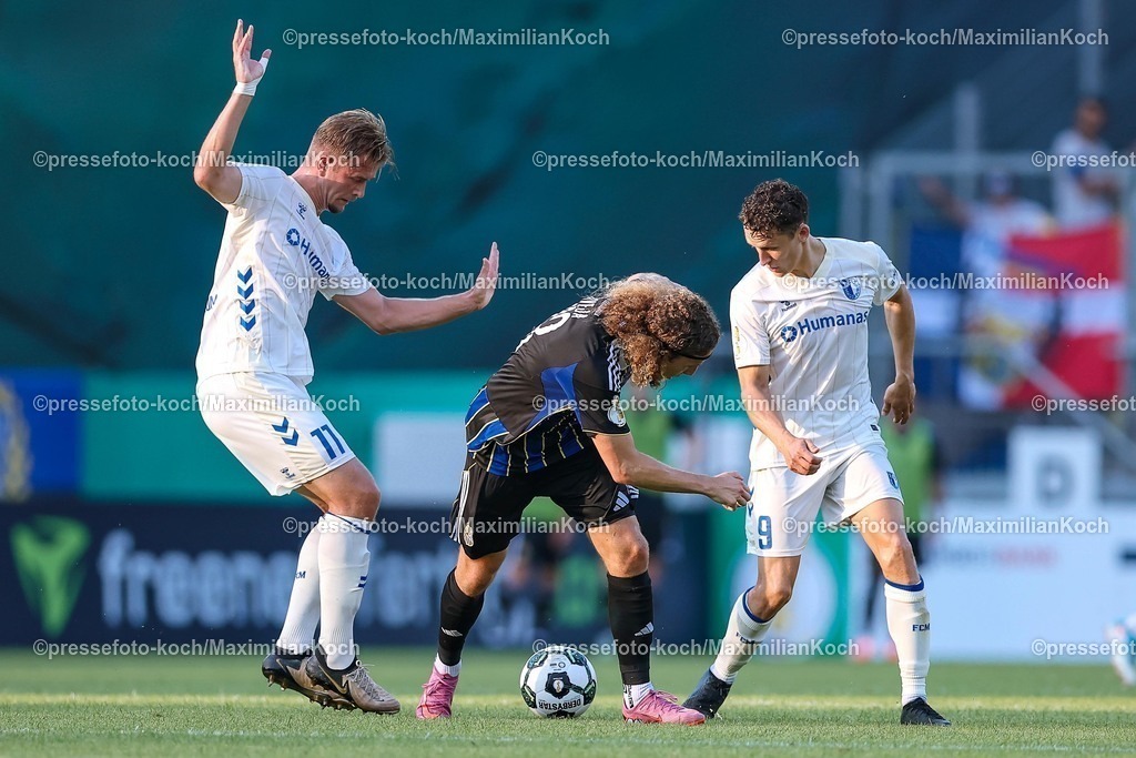DFB15082501056 | 15.08.2025, Fußball, DFB-Pokal, 1. FC Saarbrücken - 1.FC Magdeburg, Ludwigsparkstadion, Saison 2025 2026: Tim Civeja (1FC Saarbruecken #23) im Zweikampf gegen  Martijn Kaars (1FC Magdeburg #09)  und Alexander Ahl Holmström   DFB regulations prohibit any use of photographs as image sequences and or quasi-video.