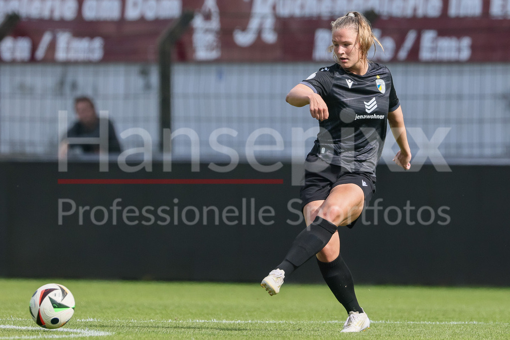 Fussball, DFB-Pokal Frauen, SV Meppen - FC Carl Zeiss Jena | v.li.: Toma Ihlenburg (FC Carl Zeiss Jena, 3) am Ball, Freisteller, Einzelbild, Ganzkörper, Aktion, Action, Spielszene, DIE DFB-RICHTLINIEN UNTERSAGEN JEGLICHE NUTZUNG VON FOTOS ALS SEQUENZBILDER UND/ODER VIDEOÄHNLICHE FOTOSTRECKEN. DFB REGULATIONS PROHIBIT ANY USE OF PHOTOGRAPHS AS IMAGE SEQUENCES AND/OR QUASI-VIDEO.