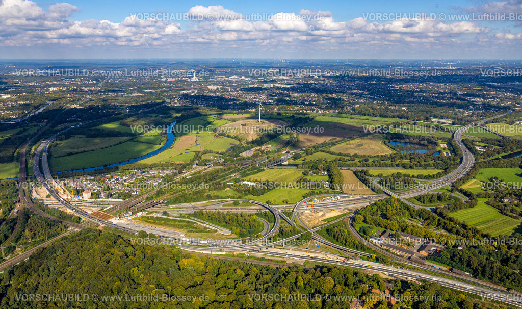 Duisburg241004452 | Luftbild, Großbaustelle Autobahnkreuz Kaiserberg der Autobahnen A40 und A3, Autobahnbrücken und Eisenbahnbrücken, Fluss Ruhr und Ruhrauen, Deponie Kolkerhofweg und Energiepark Styrumer Ruhrbogen mit Windrad, Fernsicht und blauer Himmel mit Wolken, Duissern, Duisburg, Ruhrgebiet, Nordrhein-Westfalen, Deutschland