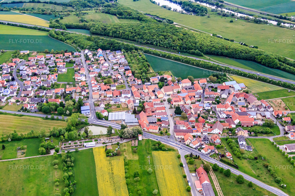 Luftbild: Ortsansicht von Süden im Ortsteil Weyer in Gochsheim im Bundesland Bayern in Deutschland. – Foto: IMG_078975.jpg vom 14.05.2015 durch Werner Riehm/FLY-FOTO.de – Auflösung des Originals: 5472 x 3648 px