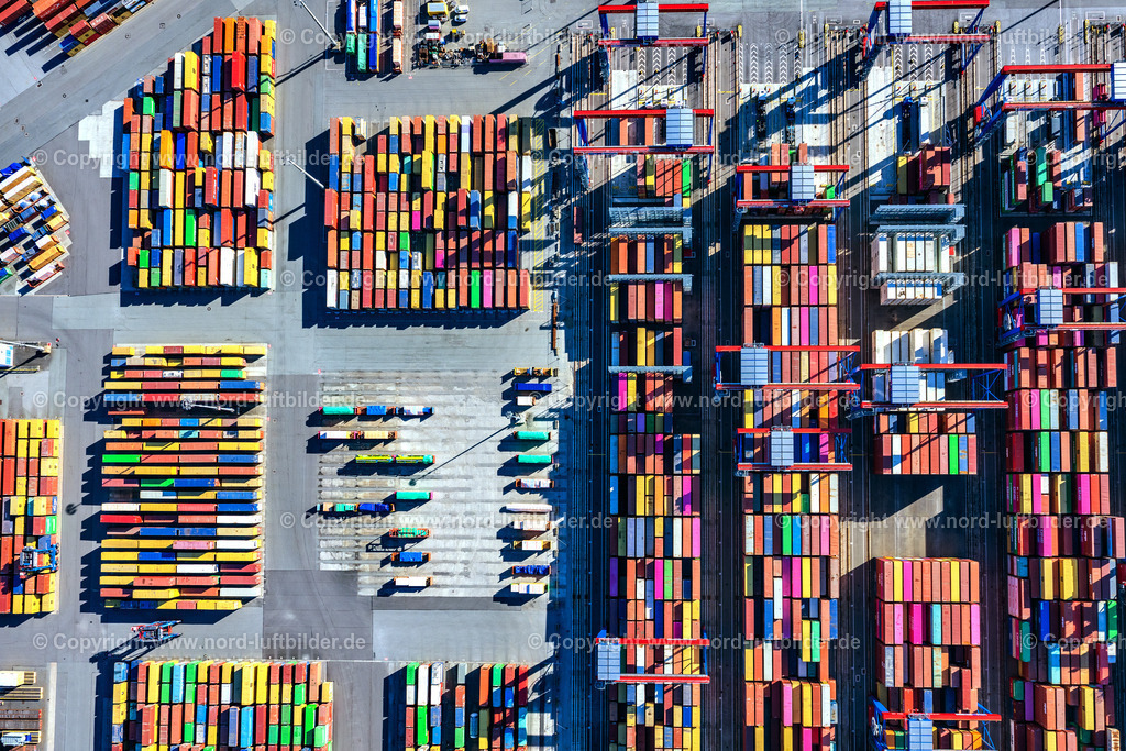 Hamburg_Burchardkai_Container_Senkrechtaufnahme_ELS_1281090525 | HAMBURG 09.05.2025 Senkrecht- Luftbild aus der Satelliten- Perspektive vom Blick auf Container und Containerschiffe am Kai der HHLA Logistics Container Terminal Burchhardkai und Waltershofer Hafen im Eurogate Container Terminal des Hamburger Hafens in Hamburg. Weiterführende Informationen bei: HPA Hamburg Port Authority,  Hafen Hamburg Marketing e.V. (HHM),  hamburg.de GmbH & Co. KG. // Vertical aerial view from the satellite perspective of the view on container and container ships at berth HHLA Logistics Container Terminal Burchhardkai and Walter Hofer Euro Gate Container Terminal in the Port of Hamburg harbor in Hamburg. Further information at: HPA Hamburg Port Authority,  Hafen Hamburg Marketing e.V. (HHM),  hamburg.de GmbH & Co. KG. Foto: Martin Elsen