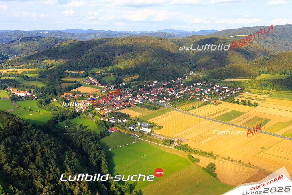 Die Luftaufnahme Roßlach - Wilhelmsthal wurde vom UL-Flugzeug (keine Drohne) aus fotografiert.Hohe Druck- Auflösung-die Geschenkidee!