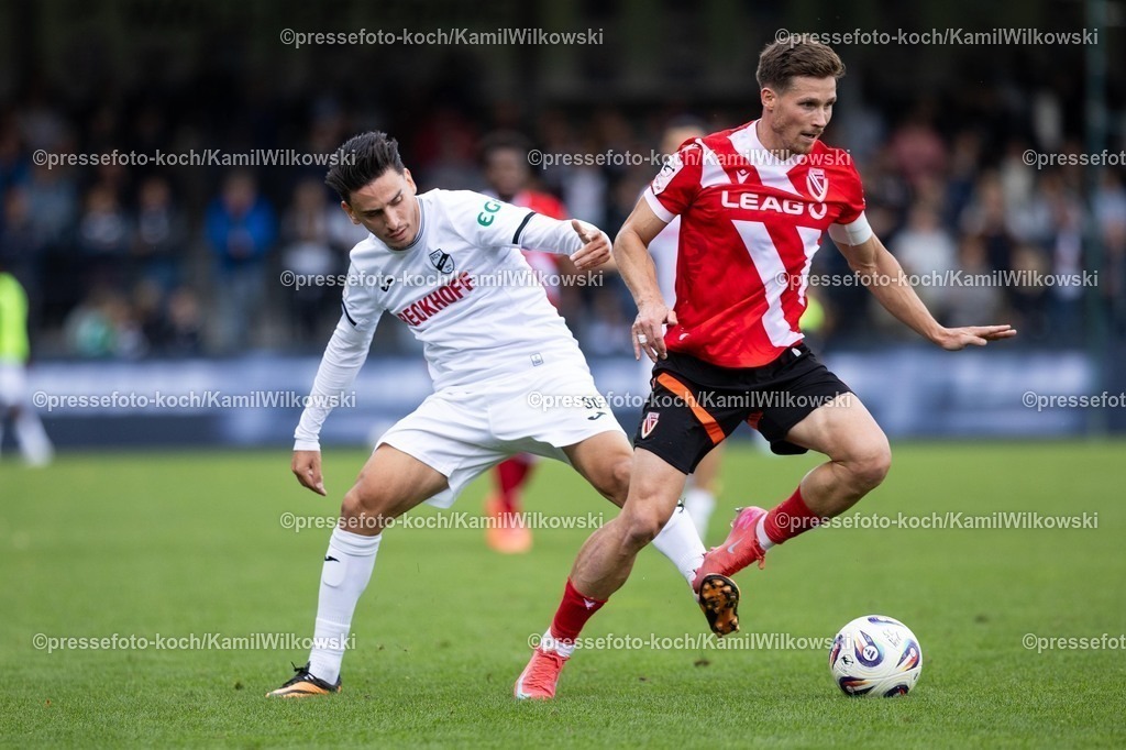 xKWI21092501023 | 21.09.2025,, xkwix, Fußball, Liga3, SC Verl - FC Energie Cottbus, Sportclub Arena: Timur Gayret (SC Verl #30) im Zweikampf gegen Axel Borgmann (Energie Cottbus #20)