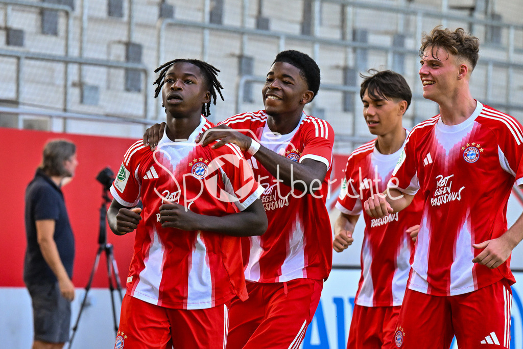 FC Bayern München U19 - SpVgg Unterhaching U19 | Jubel der Bayern nach dem Treffer zum 2-1 durch Aristide HENTCHO NSEKE (FC Bayern U19 #17) / Tor / Torschuetze / Freude / Happy / U19 DFB-Nachwuchsliga: FC Bayern München U19 - SpVgg Unterhaching U19; FC Bayern Campus am 10.08.2025