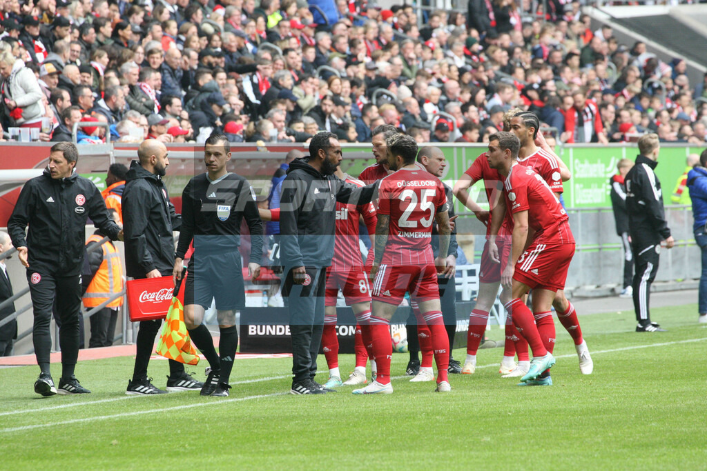 Fortuna Düsseldorf - Darmstadt 98 | Trainer Daniel Thioune mit Matthias Zimmermann - © Sportfoto-Sale (MK) - Realisiert mit Pictrs.com