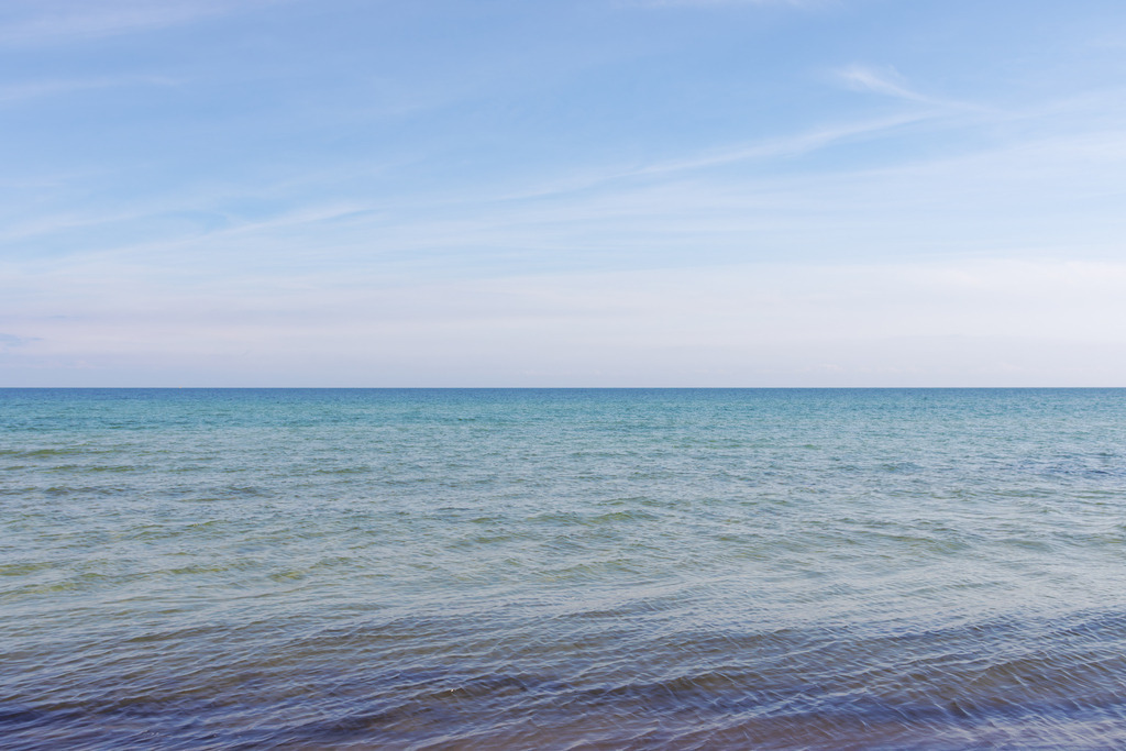 Wandbild: Frühlingswellen – Licht und Weite an der Küste | Die beruhigende Weite der Küstenlandschaft – dieses Wandbild zeigt den Weidefelder Strand im Frühling mit sanften Wellen und einem offenen Horizont. Die natürliche Farbgebung und die ruhige Atmosphäre schaffen eine entspannte und wohltuende Bildwirkung.  - Realisiert mit Pictrs.com