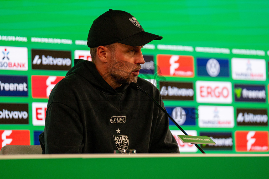 VfB Stuttgart vs. SC Freiburg, Fussball, DFB-Pokal, Halbfinale, 23.04.2026 | Sebastian Hoeness (Trainer VfB Stuttgart) bei der Pressekonferenz nach dem Einzug ins Pokalfinale,VfB Stuttgart vs. SC Freiburg, Fussball, DFB-Pokal, Halbfinale, 23.04.2026DFB regulations prohibit any use of photographs as image sequences and/or quasi-video