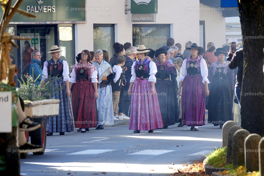 news-2022-Okt16-LJ_Erntedank_-TRACHTENFRAUEN-DSD04750 | Info aus dem Bezirk Reutte/Ausserfern Tirol sowie eine umfangreiche Bilddatenbank über die gesamte Region: Lechtal, Talkessel Reutte, Tannheimertal, Zwischentoren. Lech, Plansee, Zugspitze, Grenztunnel, B179, Fernpassstraße, Verkehr, Lawinen, Tradition, - Realisiert mit Pictrs.com