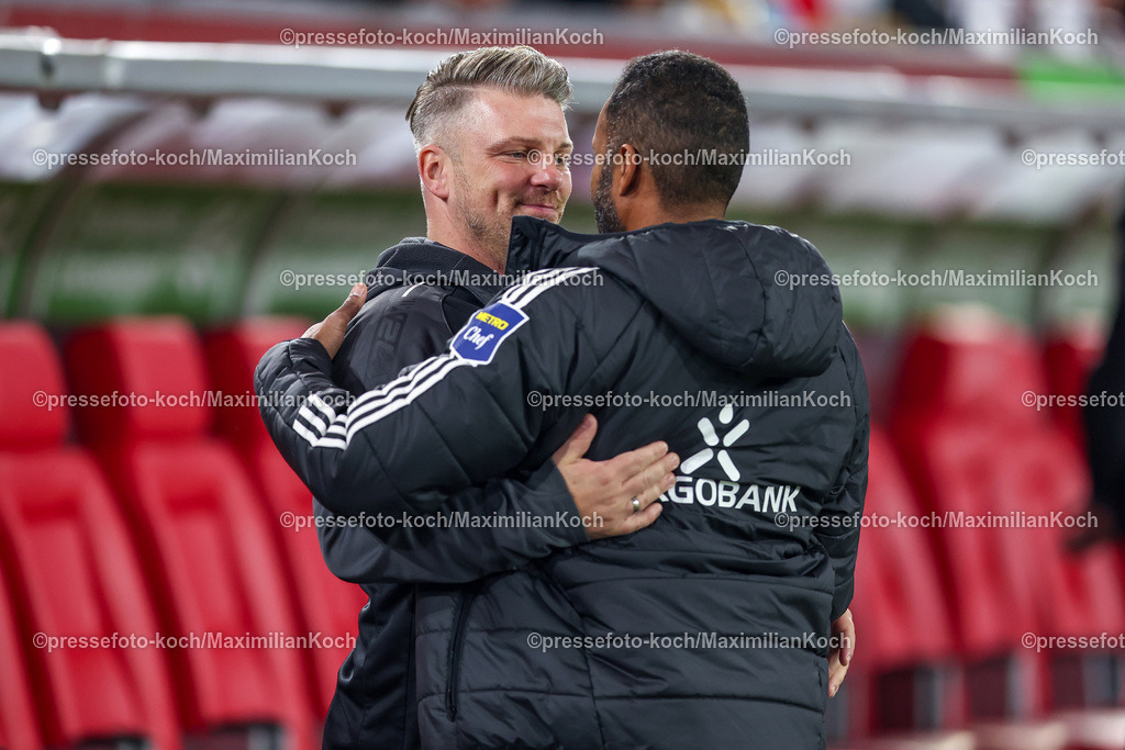 Due09112401008 | 09.11.2024, Fußball, Fortuna Düsseldorf - SC Paderborn 07, 2. Bundesliga, Merkur Spiel-Arena, Saison 2024 2025: Cheftrainer Daniel Thioune (Trainer Fortuna Düsseldorf) zusammen mit Trainer Lukas Kwasniok (Cheftrainer Paderborn)DFB regulations prohibit any use of photographs as image sequences and or quasi-video.