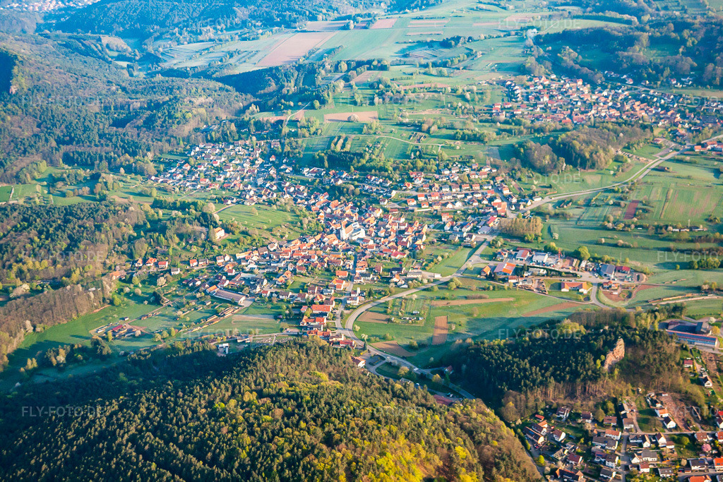 Luftbild: Ortsansicht von Südwesten im Ortsteil Gossersweiler in Gossersweiler-Stein im Bundesland Rheinland-Pfalz in Deutschland. Foto: IMG_39625.jpg vom 16.04.2011 durch Werner Riehm/FLY-FOTO.de
