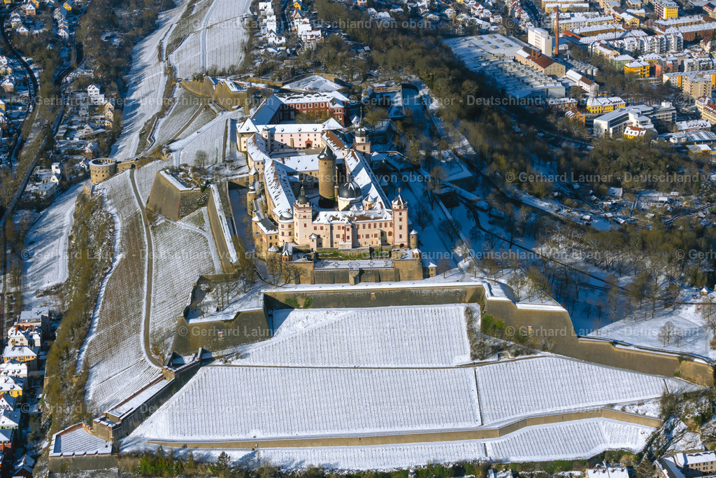 4043230 | WüRZBURG 13.02.2021 Winterlich schneebedeckte Burganlage der Veste " Festung Marienberg " im Ortsteil Zellerau in Würzburg im Bundesland Bayern, Deutschland. Weiterführende Informationen bei: Bayerische Verwaltung der staatlichen Schlösser, Gärten und Seen,  Stadt Würzburg. // Wintry snowy castle of the fortress " Festung Marienberg " in the district Zellerau in Wuerzburg in the state Bavaria, Germany. Further information at: Bayerische Verwaltung der staatlichen Schloesser, Gaerten und Seen,  Stadt Wuerzburg. Foto: Gerhard Launer