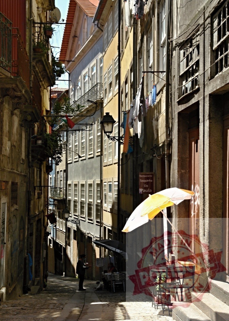 Ribeira street Porto with old buildings and clothes drying. Porto - Portugal | Narrow cobbled street in Porto's historic Ribeira district with traditional buildings and laundry - Realisiert mit Pictrs.com