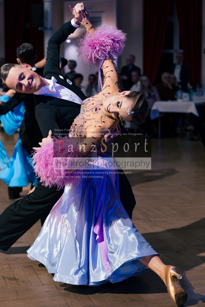 20251129_DM-HGS-S-Std_10032 | Tanzsportbilder, Standardtanz, Lateintanz, WDSF, DTV, LTVB, dancecomp, goc, hessen tanzt, blaues band der spree, walzer, tango, wiener walzer, slowfox, quickstepp, samba, rumba, cha-cha-cha, paso doble. jive, hd-kroft photography, turniertanzsport