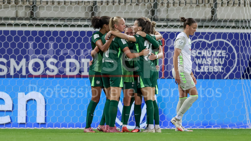 Fussball, Google Pixel Frauen-Bundesliga, VfL Wolfsburg - SV Werder Bremen | Spielerinnen vom VfL Wolfsburg mit Torjubel, Jubel, jubeln, jubelt, optimistisch, Spielszene, Highlight, Freude über das Tor zum 2:0, DIE DFB-RICHTLINIEN UNTERSAGEN JEGLICHE NUTZUNG VON FOTOS ALS SEQUENZBILDER UND/ODER VIDEOÄHNLICHE FOTOSTRECKEN. DFB REGULATIONS PROHIBIT ANY USE OF PHOTOGRAPHS AS IMAGE SEQUENCES AND/OR QUASI-VIDEO.