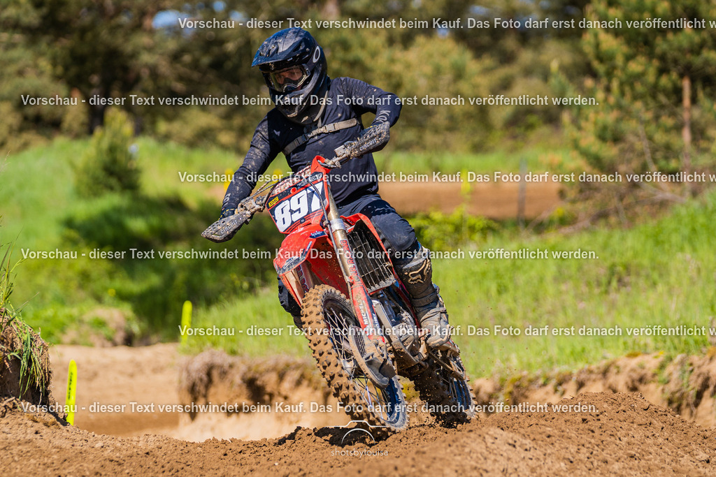 20260517_Templin-6035 | Sportfotografin aus Berlin-Brandenburg mit Fokus auf Motocross. Ich halte deine sportliche Leistung und echte Emotionen auf und neben der Strecke professionell fest. Entdecke die Fotos von deinem Rennen und bestelle sie direkt hier im Shop.