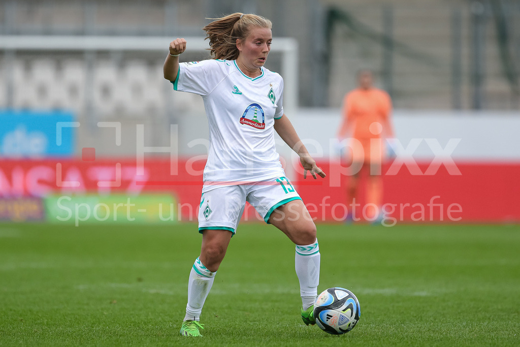 Fussball, Google Pixel Frauen-Bundesliga, SGS Essen - SV Werder Bremen | v.li.: Ricarda Walkling (SV Werder Bremen, 13) am Ball, Einzelbild, Ganzkörper, Aktion, Action, Spielszene, DIE DFB-RICHTLINIEN UNTERSAGEN JEGLICHE NUTZUNG VON FOTOS ALS SEQUENZBILDER UND/ODER VIDEOÄHNLICHE FOTOSTRECKEN. DFB REGULATIONS PROHIBIT ANY USE OF PHOTOGRAPHS AS IMAGE SEQUENCES AND/OR QUASI-VIDEO.