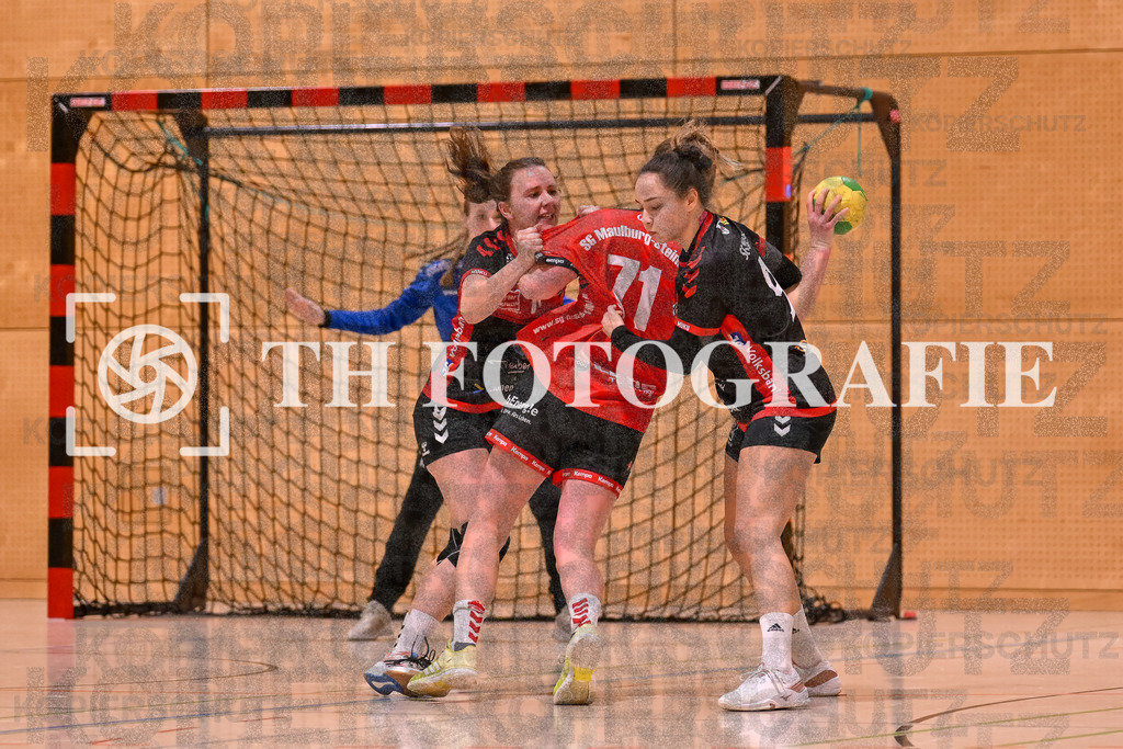 GER, SG Maulburg/Steinen - SG Muggensturm/Kuppenheim, Handball, Suedbadenliga, 17. Spieltag, Saison 2023/2024, 09.03.2024 | Sabrina Gruber (SG Maulburg/Steinen, #71) versucht durch den Block aufs Tor zu werfen.

GER, SG Maulburg/Steinen - SG Muggensturm/Kuppenheim, Handball, Suedbadenliga, 17. Spieltag, Saison 2023/2024, 09.03.2024

Foto: TH Fotografie/Thomas Hess