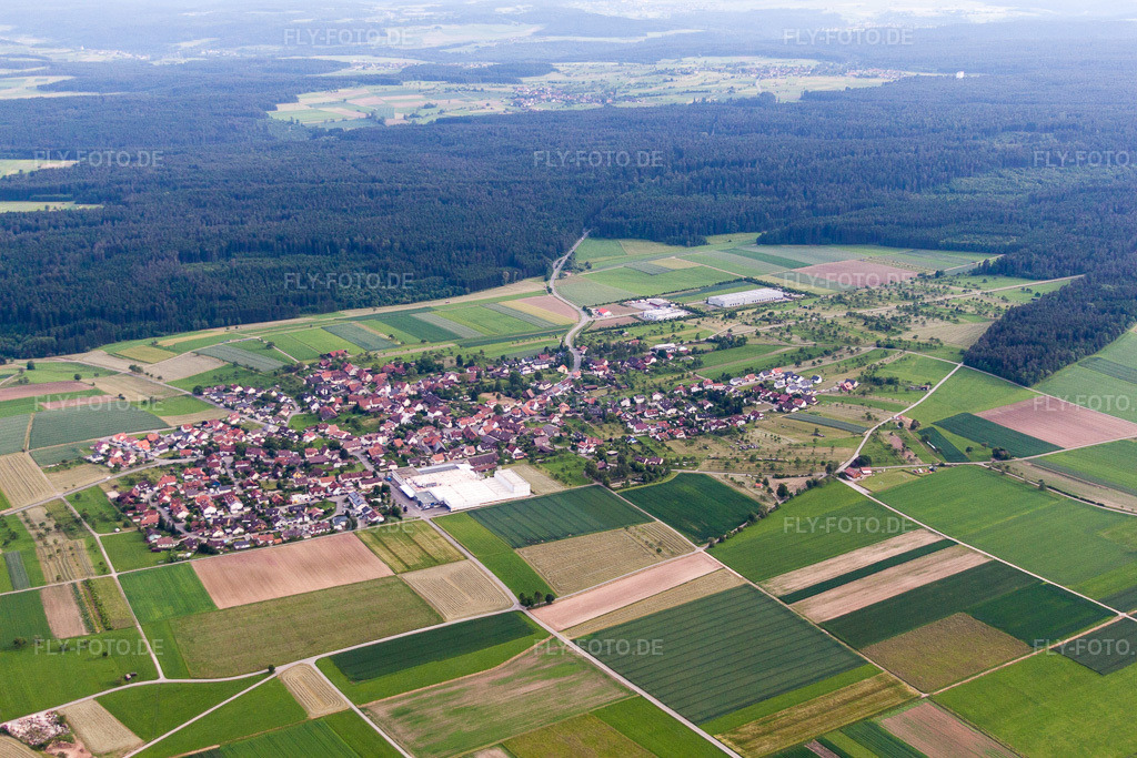 Luftbild: Dorfansicht im Ortsteil Oberhaugstett in Neubulach im Bundesland Baden-Württemberg in Deutschland. Foto: IMG_66820.jpg vom 07.06.2014 durch Werner Riehm/FLY-FOTO.de