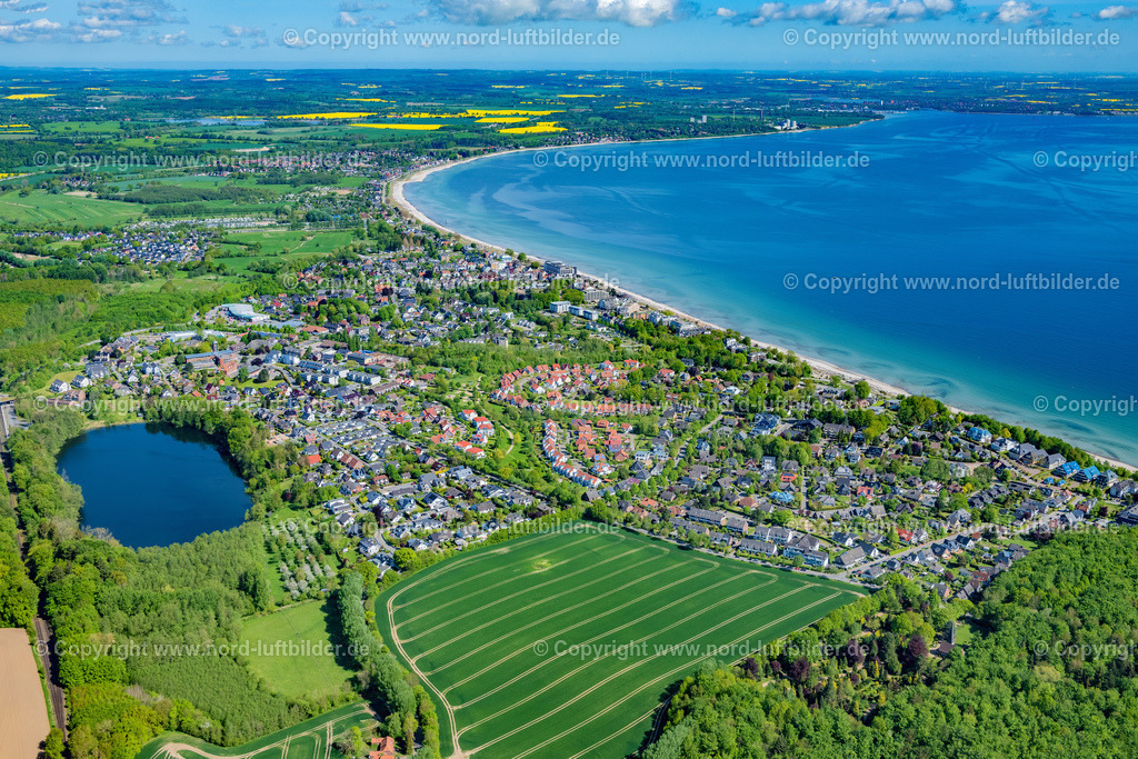 Scharbeutz_ELS_4086150522 | SCHARBEUTZ 15.05.2022 Ortsansicht an der Meeres-Küste der Ostsee in Scharbeutz im Bundesland Schleswig-Holstein. // Townscape on the seacoast of Baltic Sea in Scharbeutz in the state Schleswig-Holstein. Foto: Martin Elsen