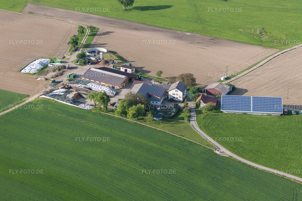 Luftbild: Gehöft eines Bauernhofes mit Photovoltaik Dächern am Rand von bestellten Feldern im Ortsteil Liggersdorf in Hohenfels im Bundesland Baden-Württemberg in Deutschland. Foto: IMG_57637.jpg vom 08.06.2013 durch Werner Riehm/FLY-FOTO.de