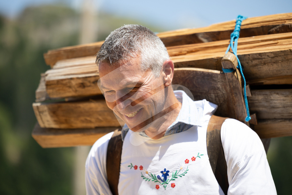 Rigi2025_2096 | Die Schwinger des Schwyzer Kantonalen Schwingerverbandes: Fotos, die Dynamik und Leidenschaft festhalten, sowie emotionale Momente aus dem traditionellen Schwingsport zeigen. - Realisiert mit Pictrs.com