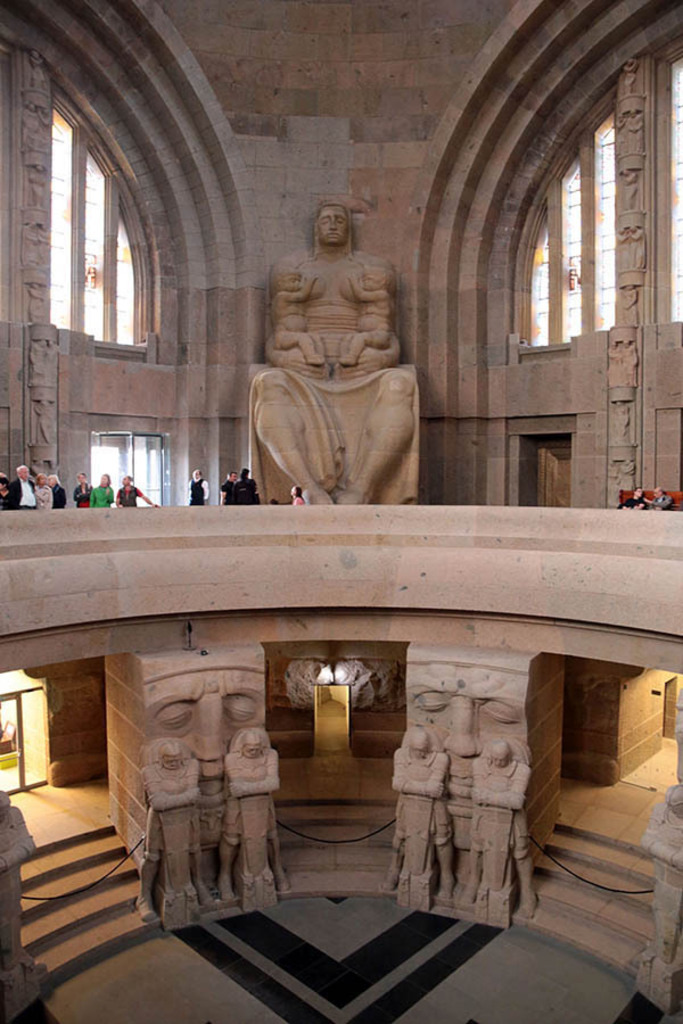 Foto: Leipzig - Völkerschlachtdenkmal - Krypta und Ruhmeshalle | Das Team hinter BILDLEXIKON LEIPZIG bündelt historische wie aktuelle Informationen über die Stadt Leipzig in Text und Bild auf einer Plattform und stellt diese der interessierten Öffentlichkeit zur Verfügung.