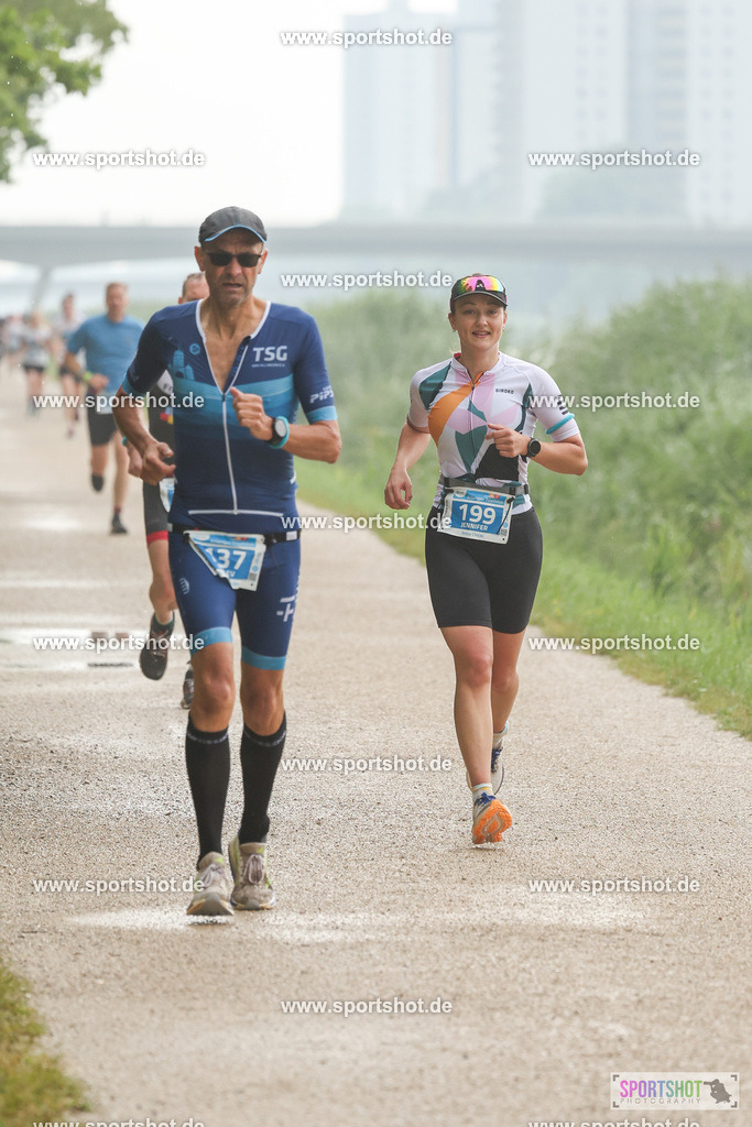 LUR_1185 | 34. M-net Erlanger Triathlon 2025 #erlangertriathlon  #mnettriathlon2025 #mnettriathlon #team #olympischedistanz #mitteldistanz #triathlon #maindonaukanal  #erlangertriathlon2025 #yourpictrs #tv1848 #tv1848erlangen  #triathlonbayern #sportinerlangen #demsportverbunden #sportshot_your_pictrs Copyright: www.sportshot.de