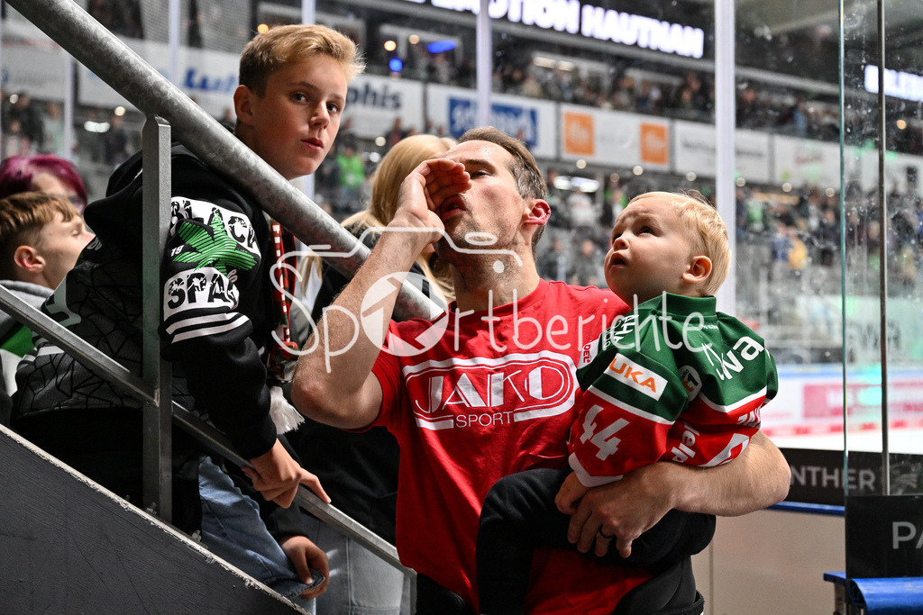 Augsburger Panther - Kölner Haie | die Augsburger Panther feiern zusammen mit den Fans den Heimsieg gegen die Kolner Haie  / Nolan ZAJAC (Augsburger Panther #44) / Humba / DEL: Augsburger Panther - Kölner Haie, Curt Frenzel Stadion am 29.09.2024