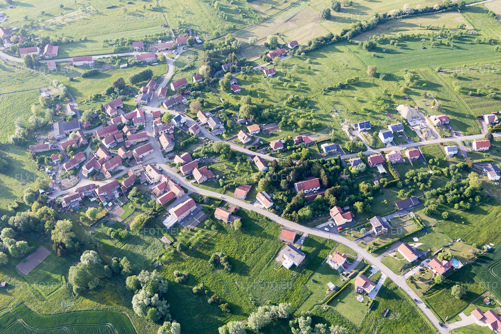 Vue aérienne: Hoelling à Bettviller dans le département Moselle, France. Photo: IMG_107220.jpg prise le 18/05/2018 par Werner Riehm/FLY-FOTO.euRésolution de l'original: 5472 x 3648 px