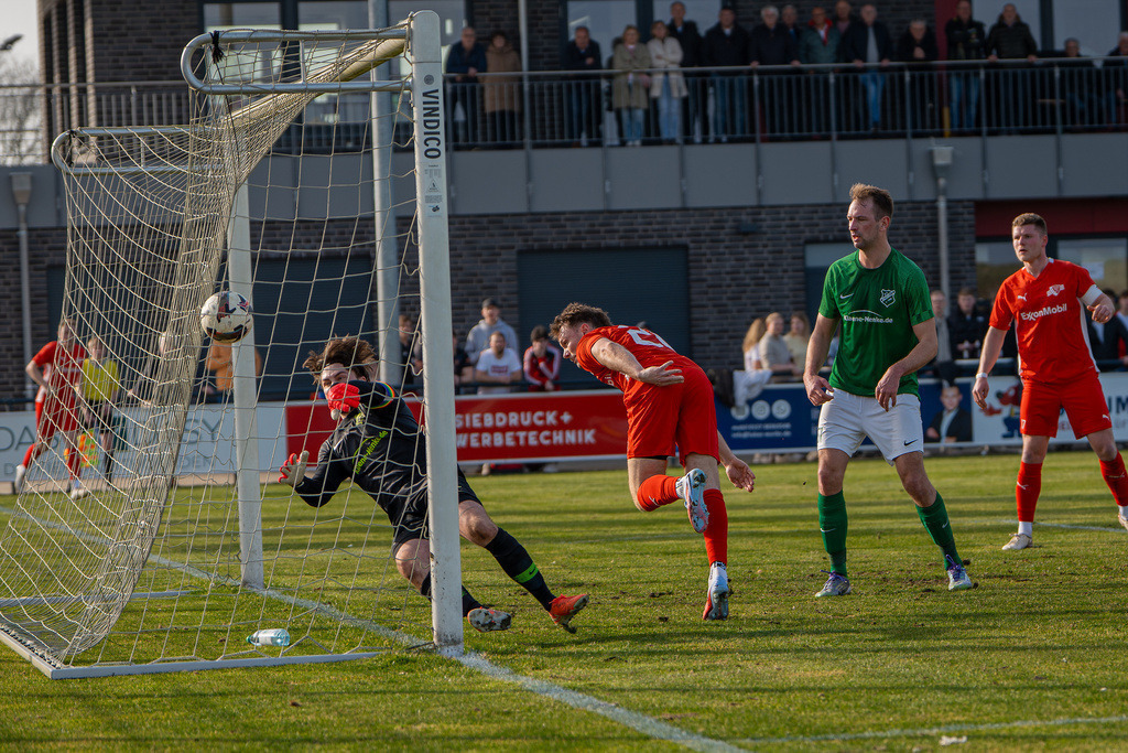 Fußball I Herren I Saison 2025-2026 I Bezirksliga Weser-Ems 4 I 22. Spieltag I Vfl Oythe  - SV Bethen I 7192 | jns.sportfotos - Realisiert mit Pictrs.com
