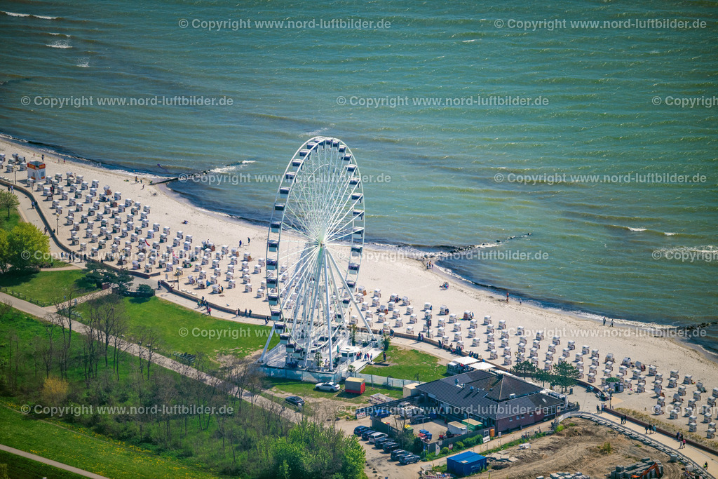 Grömitz_Riesenrad_La_Noria_ELS_0086010524 | GRöMITZ 01.05.2024 Riesenrad" La Noria "am Strand an der Straße Kurpromenade in Grömitz an der Ostseeküste im Bundesland Schleswig-Holstein, Deutschland. // Fair - event location at festival " La Noria " on street Kurpromenade in Groemitz at the baltic sea coast in the state Schleswig-Holstein, Germany. Foto: Martin Elsen