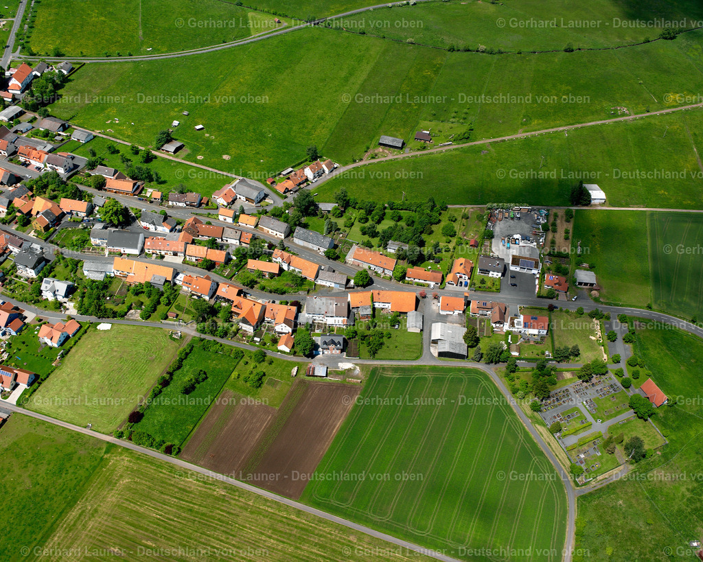 2615292 | CRAINFELD 09.06.2006 Landwirtschaftliche Nutzflächen und Feldgrenzen  umsäumen das Siedlungsgebiet des Dorfes in Crainfeld im Bundesland Hessen, Deutschland // Agricultural land and field boundaries surround the settlement area of the village  in Crainfeld in the state Hesse, Germany Foto: Gerhard Launer