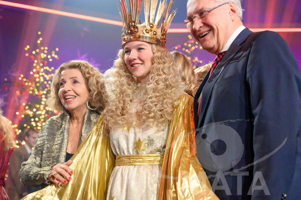 _DWA2136 | Michaela May, Christkind Nelli Lunkenheimer,  Joachim Hermann bei '30 Jahre Sternstunden-Gala 2023' in der Frankenhalle. Nürnberg, 15.12.2023 - Realisiert mit Pictrs.com