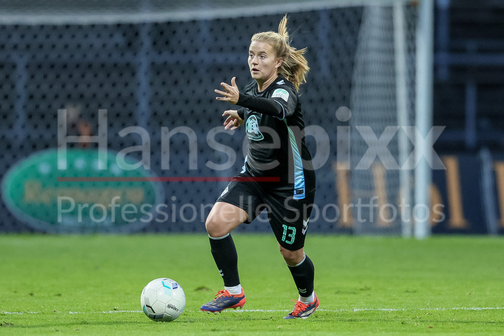 Fussball, DFB-Pokal Frauen, SC Fortuna Köln - SV Werder Bremen | v.li.: Ricarda Walkling (SV Werder Bremen, 13) am Ball, Freisteller, Einzelbild, Ganzkörper, Aktion, Action, Spielszene, gibt Anweisungen, gestikuliert, mit den Armen gestikulieren, DIE DFB-RICHTLINIEN UNTERSAGEN JEGLICHE NUTZUNG VON FOTOS ALS SEQUENZBILDER UND/ODER VIDEOÄHNLICHE FOTOSTRECKEN. DFB REGULATIONS PROHIBIT ANY USE OF PHOTOGRAPHS AS IMAGE SEQUENCES AND/OR QUASI-VIDEO.