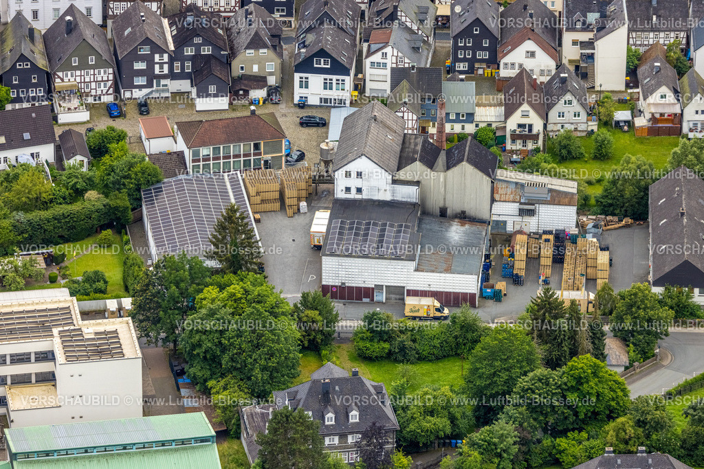 BadLaasphe240709422 | Luftbild, Bosch Brauerei am Fluss Laasphe im Wohngebiet, Bad Laasphe, Wittgensteiner Land, Nordrhein-Westfalen, Deutschland