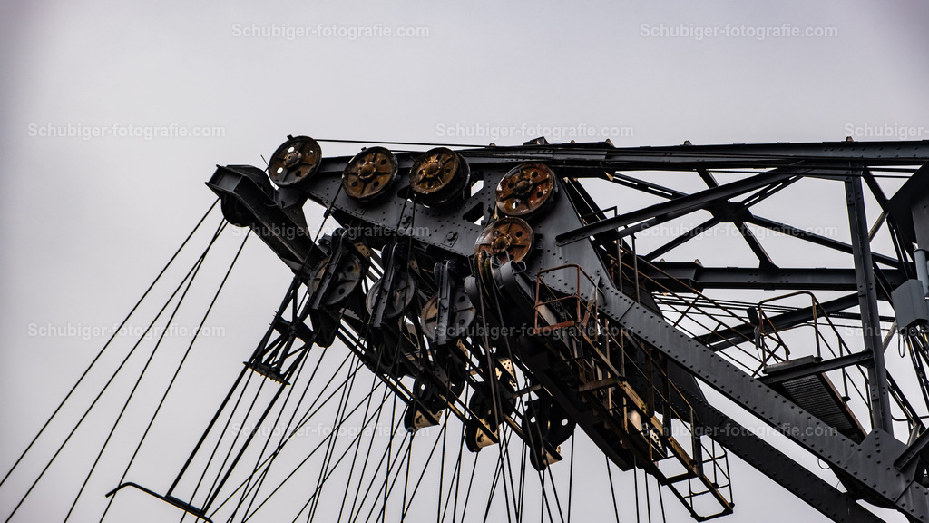 DSCF2019 | Ferropolis ist ein Industriemuseum und Veranstaltungsort in Gräfenhainichen östlich von Dessau-Roßlau auf einer Halbinsel im Gremminer See, dem ehemaligen Tagebau Golpa-Nord. Ferropolis ist Ankerpunkt der Europäischen Route der Industriekultur. Wikipedia - Realisiert mit Pictrs.com