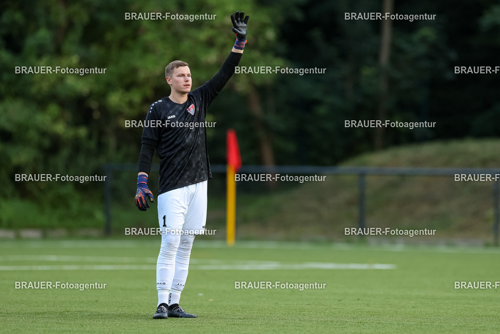 1_KFCWAT_20250723_1074.JPG -  - KFC Uerdingen - SG Wattenscheid 09 - Testspiel | Krefeld, Deutschland, 23.07.25: Torwart Jonas Holzum (KFC Uerdingen) gestikuliert, Gestik waehrend des Testspiel Spiels zwischen KFC Uerdingen - SG Wattenscheid 09 in der Covestro Sportpark am 23. July 2025 in Krefeld, Deutschland. (Foto von Stefan Brauer/Brauer-Fotoagentur)