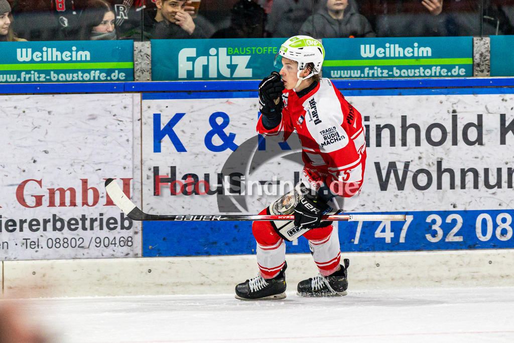 Spiel 3 Finale TSV Peißenberg Miners vs EHC Königsbrunn | Eishockey Bayernliga Playoffs 2023/2024, Spiel 3 Finale TSV Peißenberg Miners vs EHC Königsbrunn, 20240328,
Jubel Ryan MURPHY (Miners 15),
2024-03-28 in Peißenberg (Eisstadion)
15 Ryan MURPHY (Miners 15)
Copyright: WolfgangxLindner foto-lindner.de