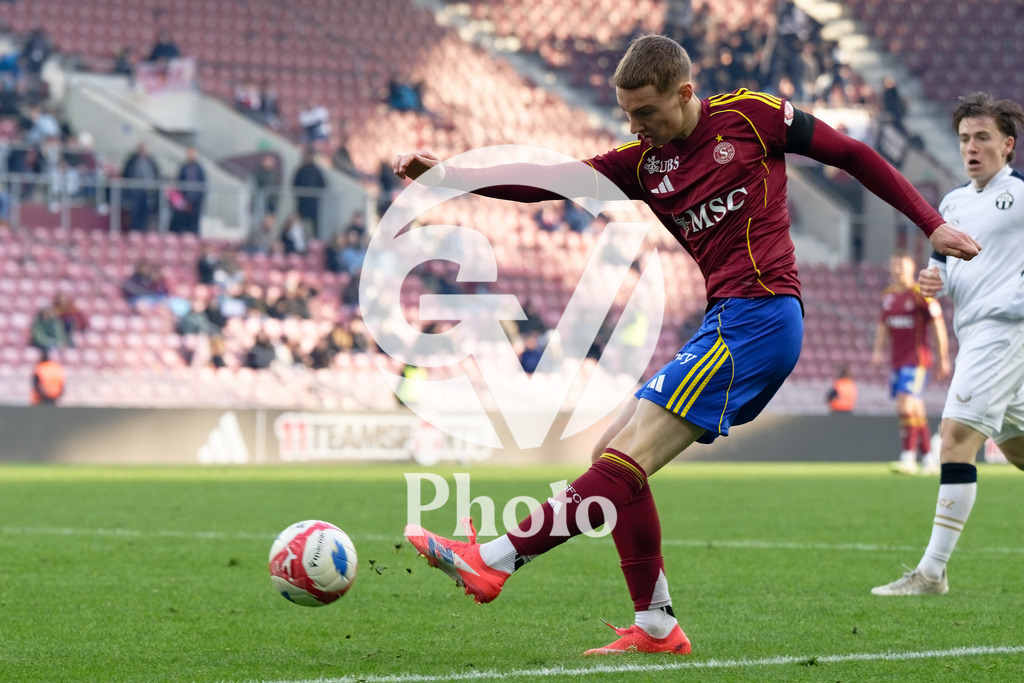 Brack Super League - Servette FC v FC Zurich | Thomas Lopes (36 Servette FC) shoots the ball (action)  during the Brack Super League match between Servette FC and FC Zurich at Stade de Geneve in Geneva, Switzerland