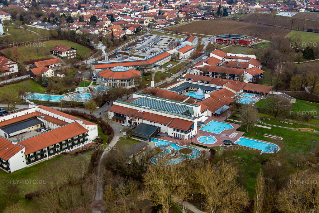Luftbild: Therme und Schwimmbecken am Freibad der Freizeiteinrichtung Rottal Terme im Ortsteil Aunham in Bad Birnbach im Bundesland Bayern in Deutschland. Foto: IMG_085551.jpg vom 31.12.2015 durch Werner Riehm/FLY-FOTO.de