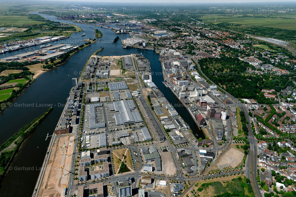 4029434 | BREMEN  Lagerhallen und Speditionsgebäude am Hafenbecken der Weser im Ortsteil Überseestadt in Bremen, Deutschland. Weiterführende Informationen bei: bremenports GmbH &amp; Co. KG. // Warehouses and forwarding building on Weser river in the district Ueberseestadt in Bremen, Germany. Further information at: bremenports GmbH &amp; Co. KG. Foto: Gerhard Launer