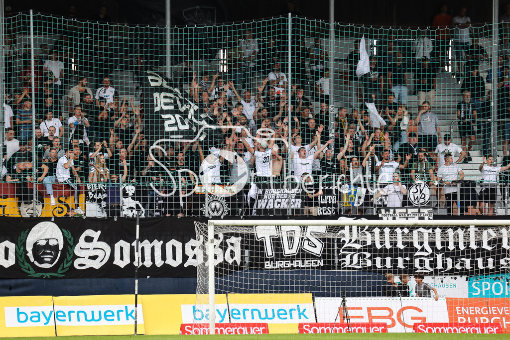 SV Wacker Burghausen - FC Bayern Amateure | Die Fans aus Burghausen feuern ihre Mannschaft an /.Ultras