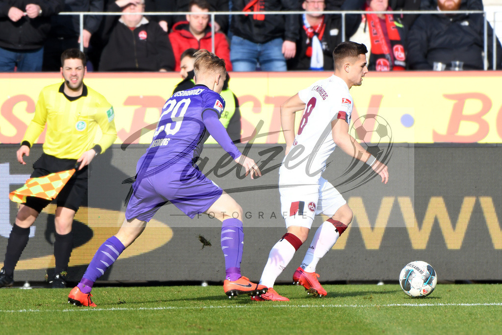 20200208_OSNFCN_0108 | Fußball, Herren: Bryan Henning (VfL Osnabrueck) und Nikola Dovedan (1. FC Nuernberg) im Zweikampf waehrend des Spiels der 2. Bundesliga zwischen VfL Osnabrueck und 1. FC Nuernberg im Stadion an der Bremer Bruecke am 08.02.2020 in Osnabrueck, Deutschland.DFB / DFL REGULATIONS PROHIBIT ANY USE OF PHOTOGRAPHS AS IMAGE SEQUENCES AND/OR QUASI-VIDEO. - Realisiert mit Pictrs.com