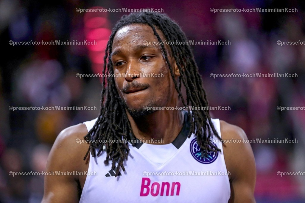 BCL08012501063 | 08.01.2025, Basketball Champions League, 1. Spiel Play-In, Telekom Baskets Bonn - Pallacanestro Reggiana, Telekom Dome: Enttäuschte Gesichter nach der Bonner Niederlage. Phlandrous Fleming (Telekom Baskets Bonn #4) steht enttäuscht auf dem Spielfeld