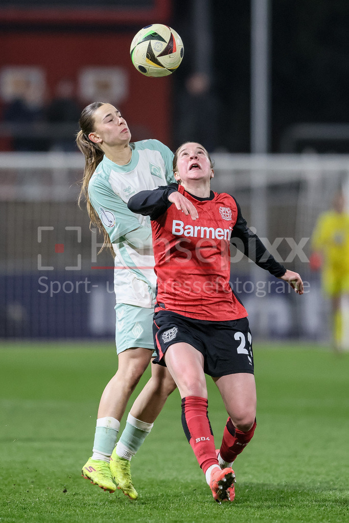 Fussball, DFB-Pokal Frauen, Bayer 04 Leverkusen - SV Werder Bremen | v.li.: Tuana Mahmoud (SV Werder Bremen, 10) und Ruby Grant (Bayer 04 Leverkusen, 22) im Zweikampf, Duell, Dynamik, Aktion, Action, Spielszene, DIE DFB-RICHTLINIEN UNTERSAGEN JEGLICHE NUTZUNG VON FOTOS ALS SEQUENZBILDER UND/ODER VIDEOÄHNLICHE FOTOSTRECKEN. DFB REGULATIONS PROHIBIT ANY USE OF PHOTOGRAPHS AS IMAGE SEQUENCES AND/OR QUASI-VIDEO.