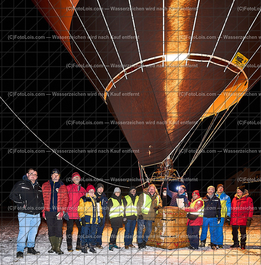 _ALP8519_NACHTderBALLONE_Lackenhof_Ballonsportclub Oetscherland | ... mit dem Ballonsportclub Ötscherland aus Wieselburg, der Bergrettung Lackenhof mit einer Schauübung, der Perchtengruppe 'Gaminger Ötscherteufeln' und dem Musikverein Lackenhof, die Ballonfahrer spendeten ihre Gage in diesem Jahr dem schwer verunglückten Gerald Bernreiter alias 'KLEX' der erst nach der ReHa und einem Umbau seines Hauses in Lackenhof frühestens im Mai 2026 wieder nach Hause kommen kann, So 28. Dezember 2025.