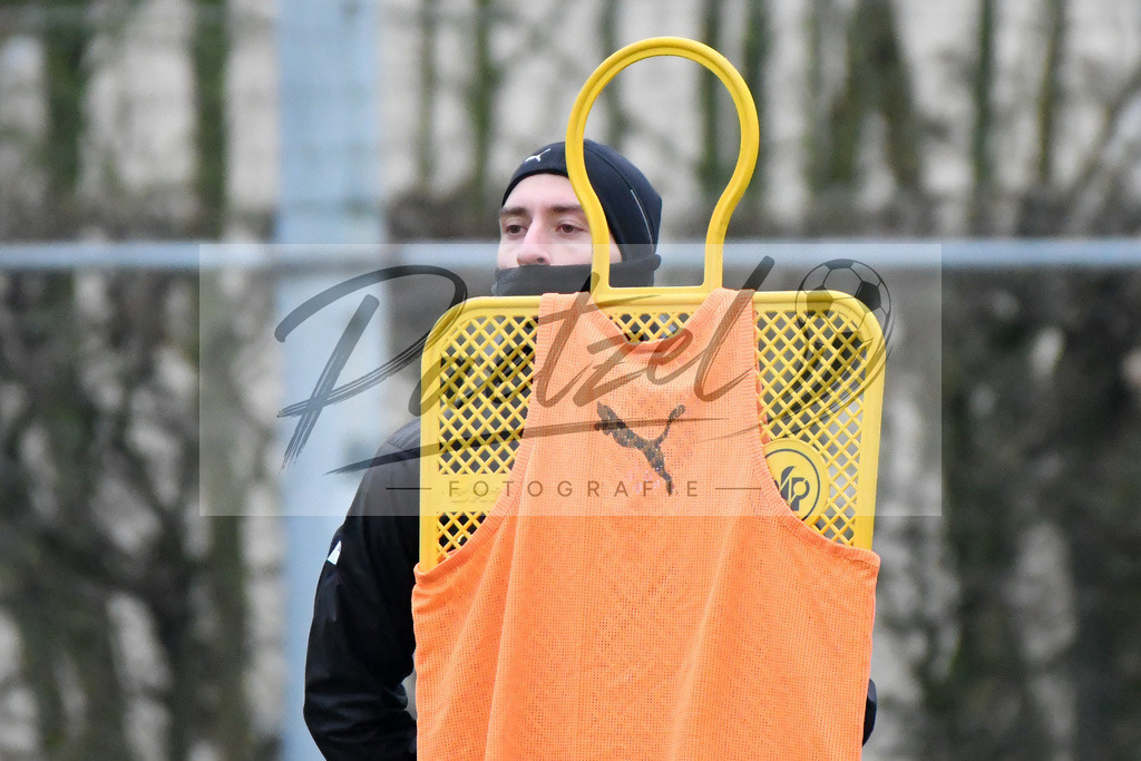 20200125_TRAOSN_0056 | Fußball, Herren: Manuel Farrona Pulido (VfL Osnabrück) schaut beim Training des VfL Osnabrück am 25.01.2020 im Sportpark Illoshöhe in Osnabrück, Deutschland.(Foto von Nico Paetzel) - Realisiert mit Pictrs.com